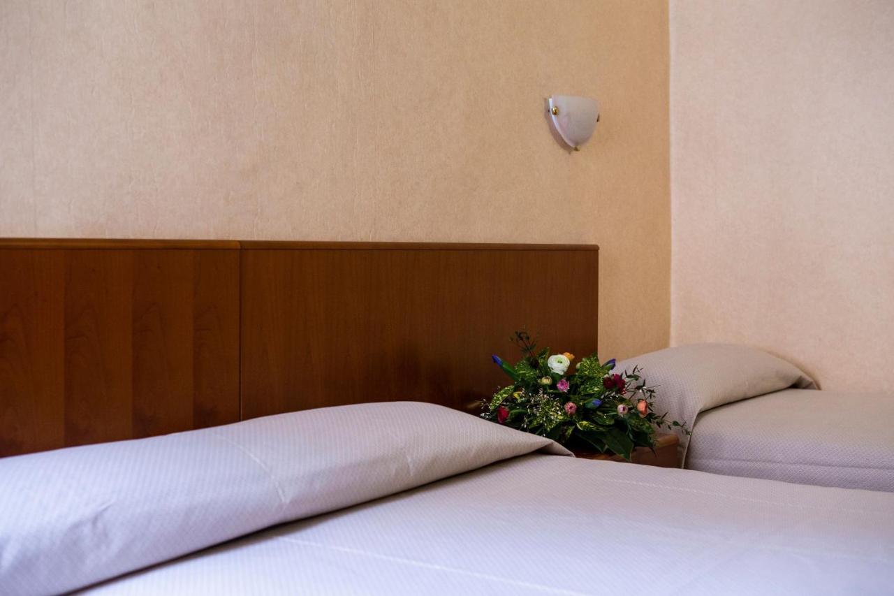 Hotel Astor Piacenza Ngoại thất bức ảnh